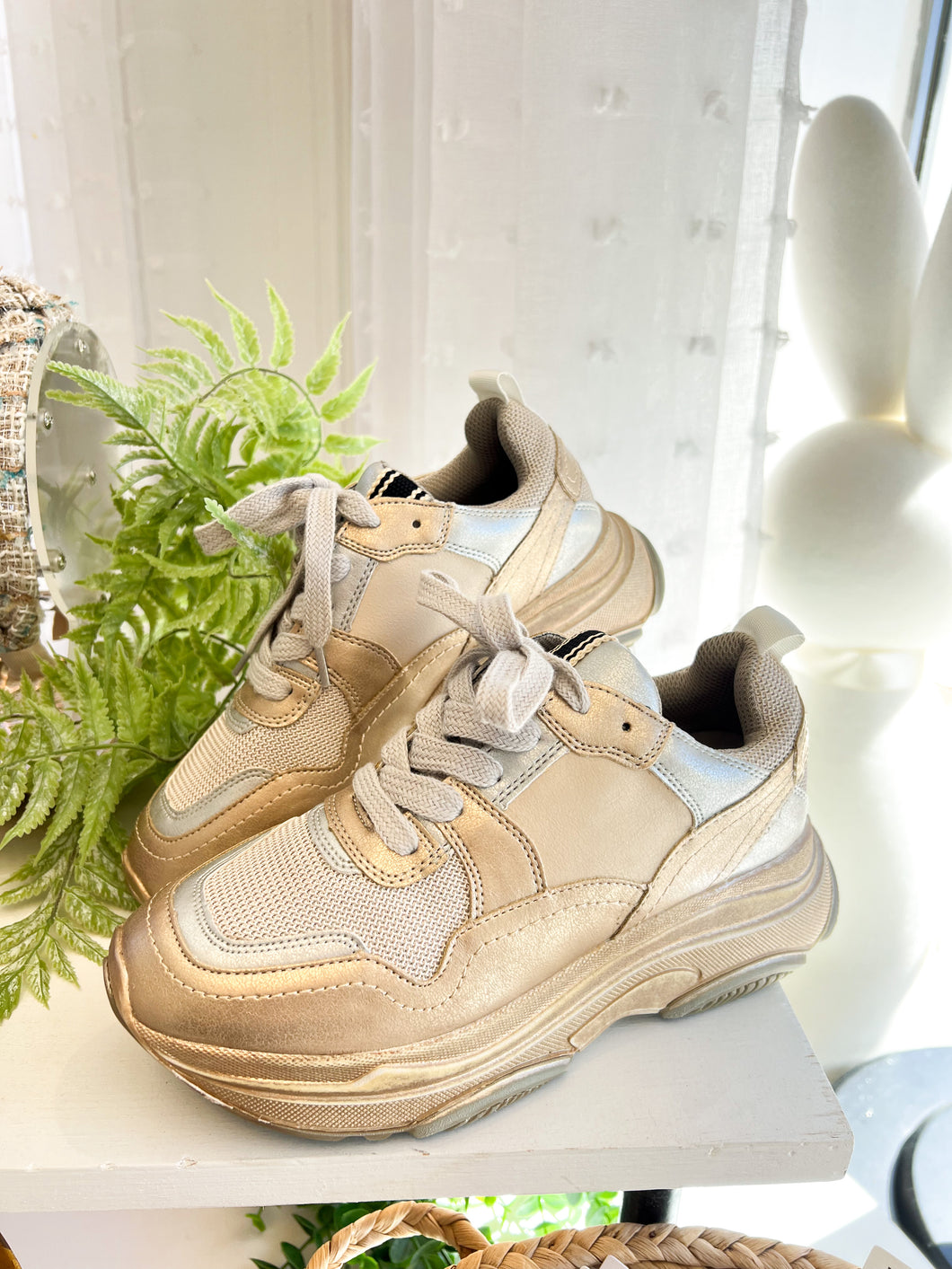 Perla Chunky Gold Distressed Sneakers